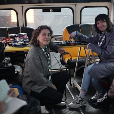 Anna Cainelli (DJ) (l.) und Savannah Eisert (DJ) leiten den Workshop „How to DJ?“ auf der c/o-Pop-Convention an. Teccna ist angehende Musikerin (r.)