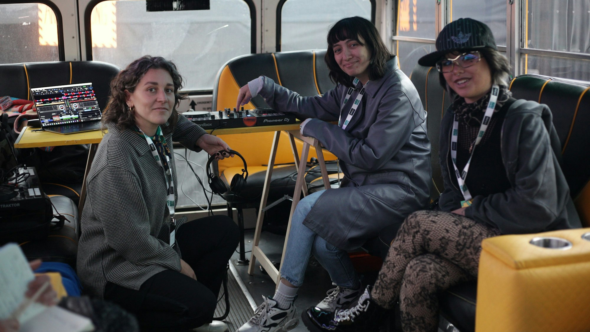 Anna Cainelli (DJ) (l.) und Savannah Eisert (DJ) leiten den Workshop „How to DJ?“ auf der c/o-Pop-Convention an. Teccna ist angehende Musikerin (r.)