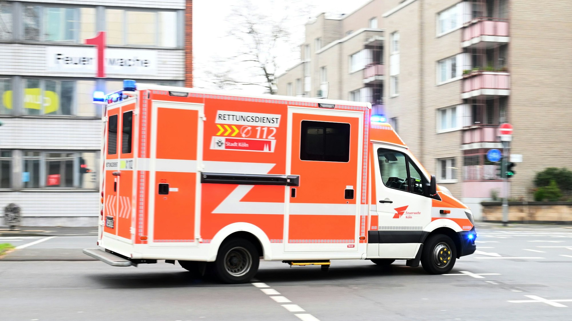 Rettungsdienst düst über die Straße