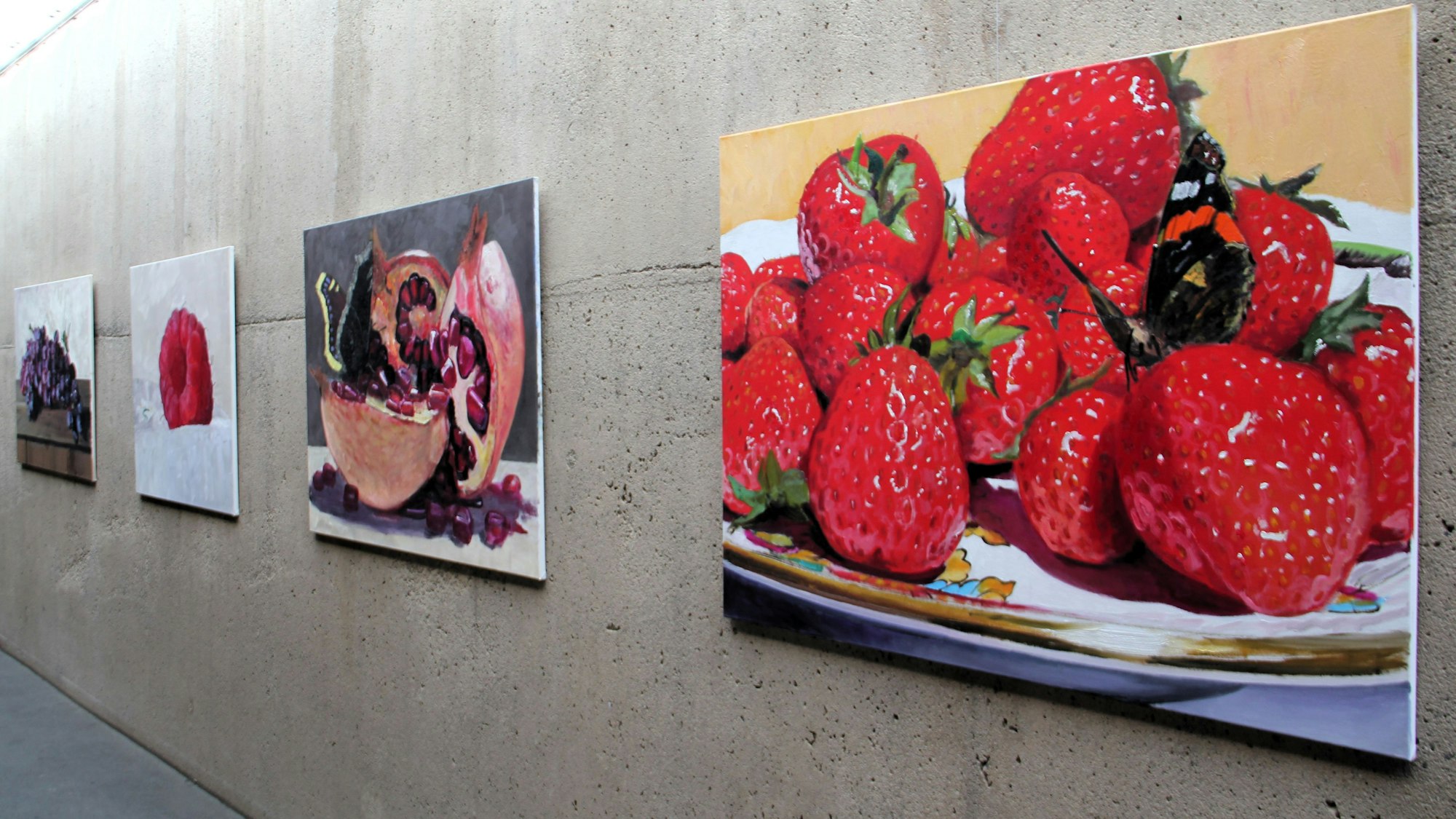 Maler Matthias Brock präsentiert im Kunstraum St. Theodor einen verführerischen, aber nicht unbedingt bekömmlichen Nachtisch.