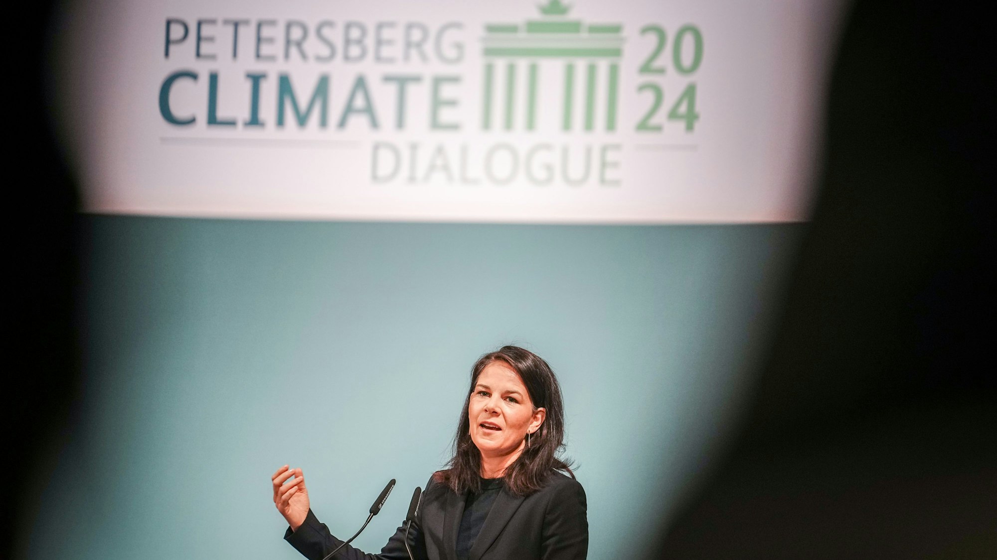 Außenministerin Annalena Baerbock (Bündnis 90/Die Grünen) spricht beim Petersberger Klimadialog zu den Teilnehmern.