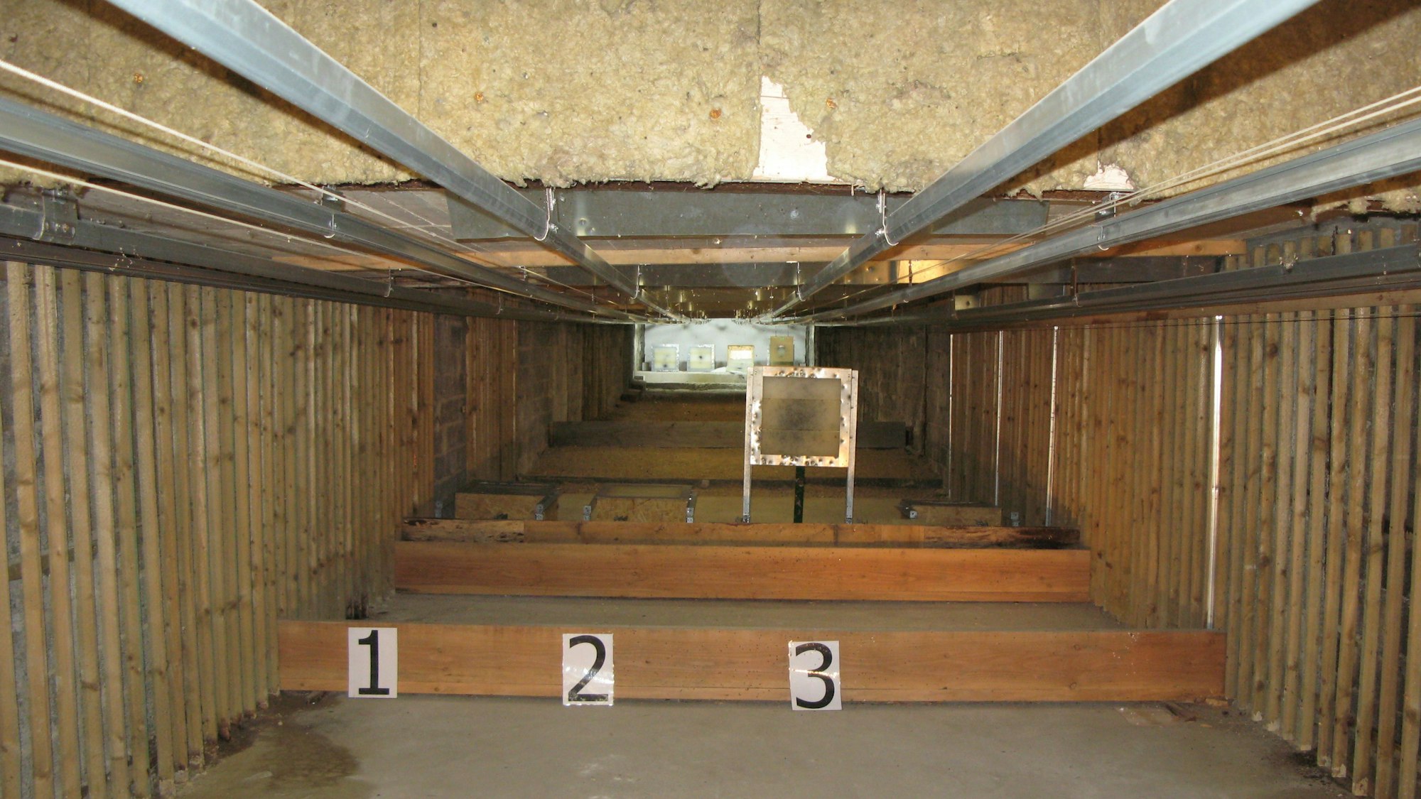 Blick in den 50 Meter langen Kleinkaliber-Schießstand.