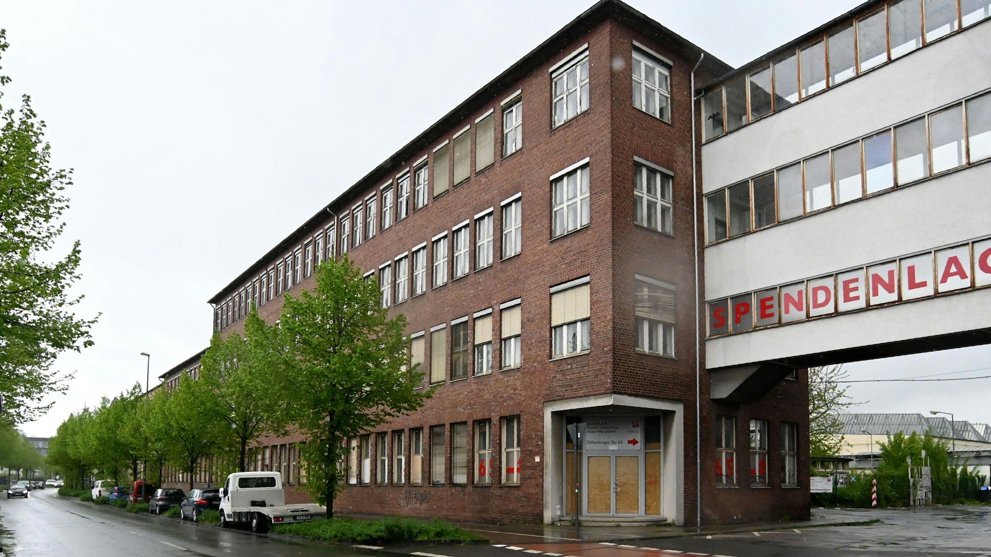 Einfahrt zu den Hallen Kalk an der Dillenburger Straße.