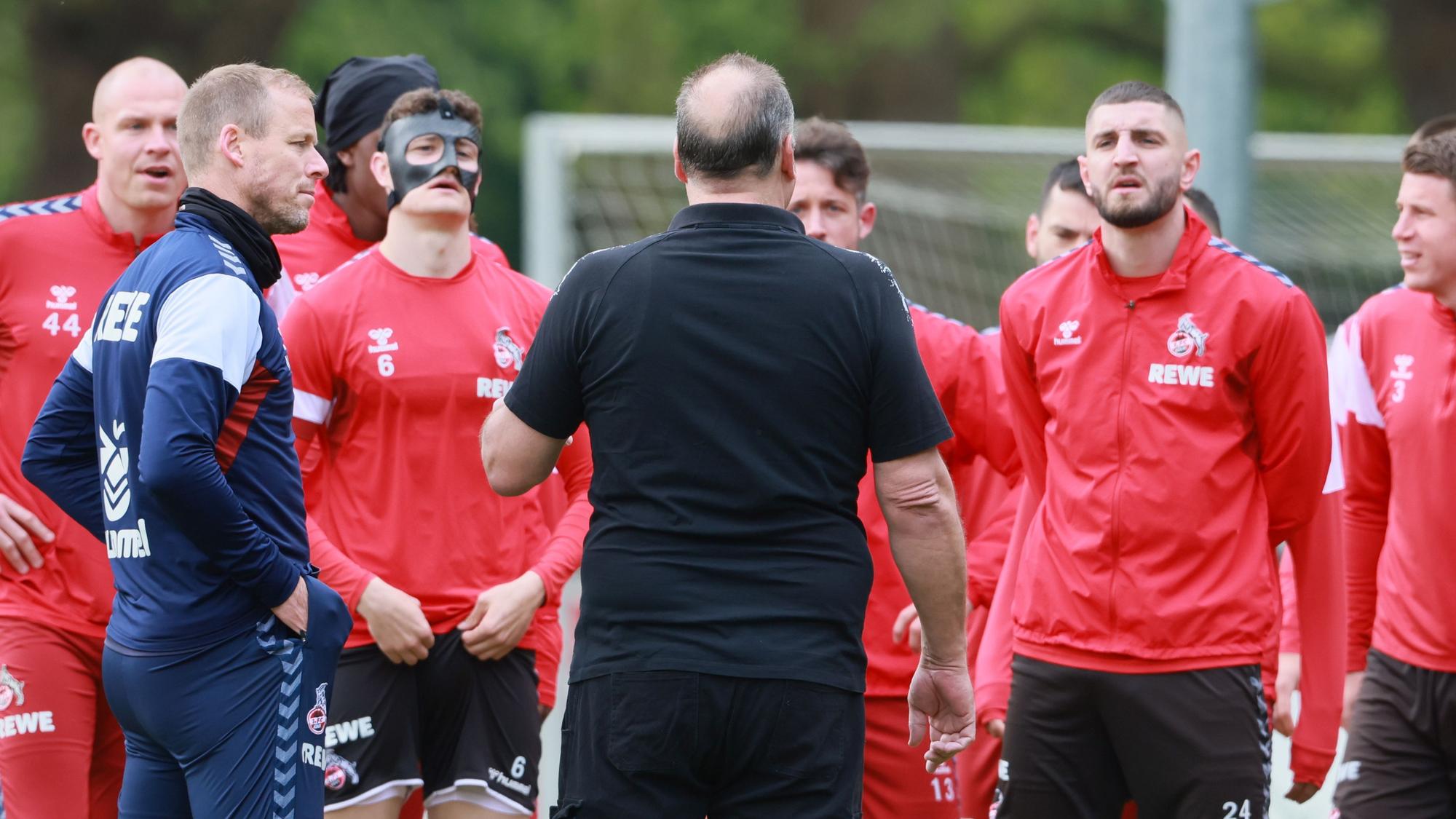Der aufgebrachte Fan richtete nach Aufforderung durch Co-Trainer Kevin McKenna (l.) das Wort an die FC-Profis.