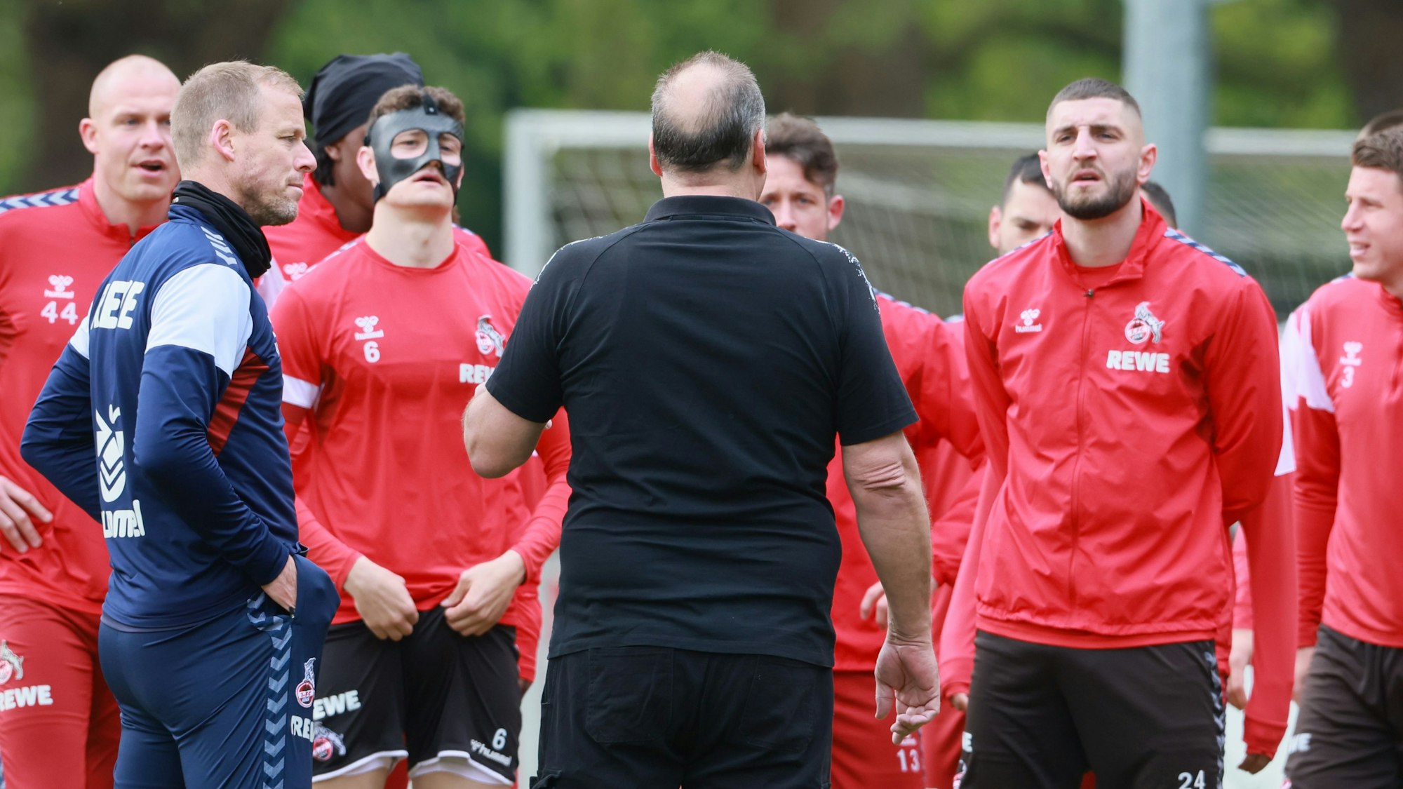 Der aufgebrachte Fan richtete nach Aufforderung durch Co-Trainer Kevin McKenna (l.) das Wort an die FC-Profis.