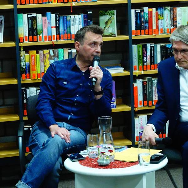 Donald Bäcker und Frank Aheimer (v.l.) waren zu Gast im Kerpener Europagymnasium.