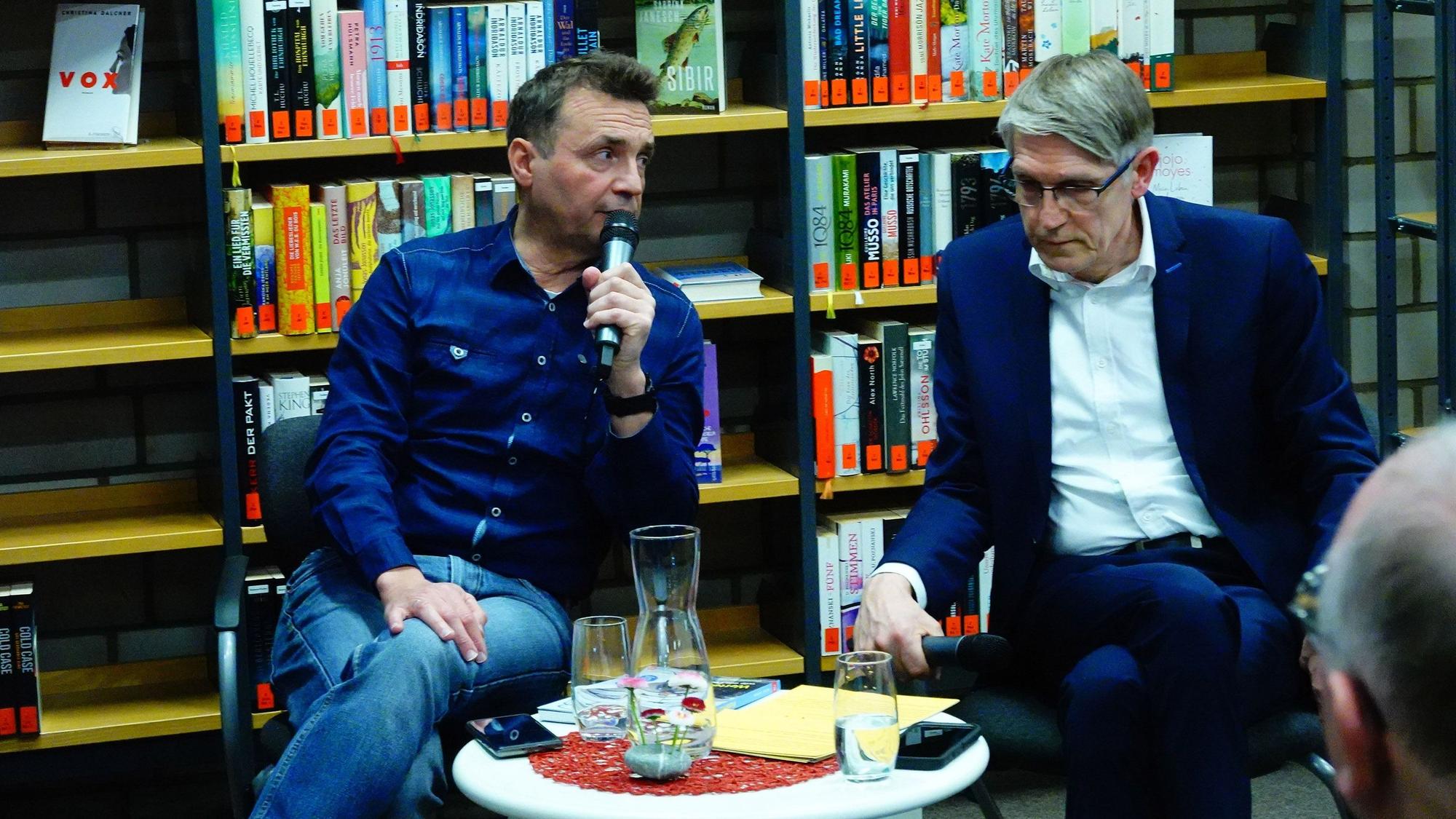 Donald Bäcker und Frank Aheimer (v.l.) waren zu Gast im Kerpener Europagymnasium.