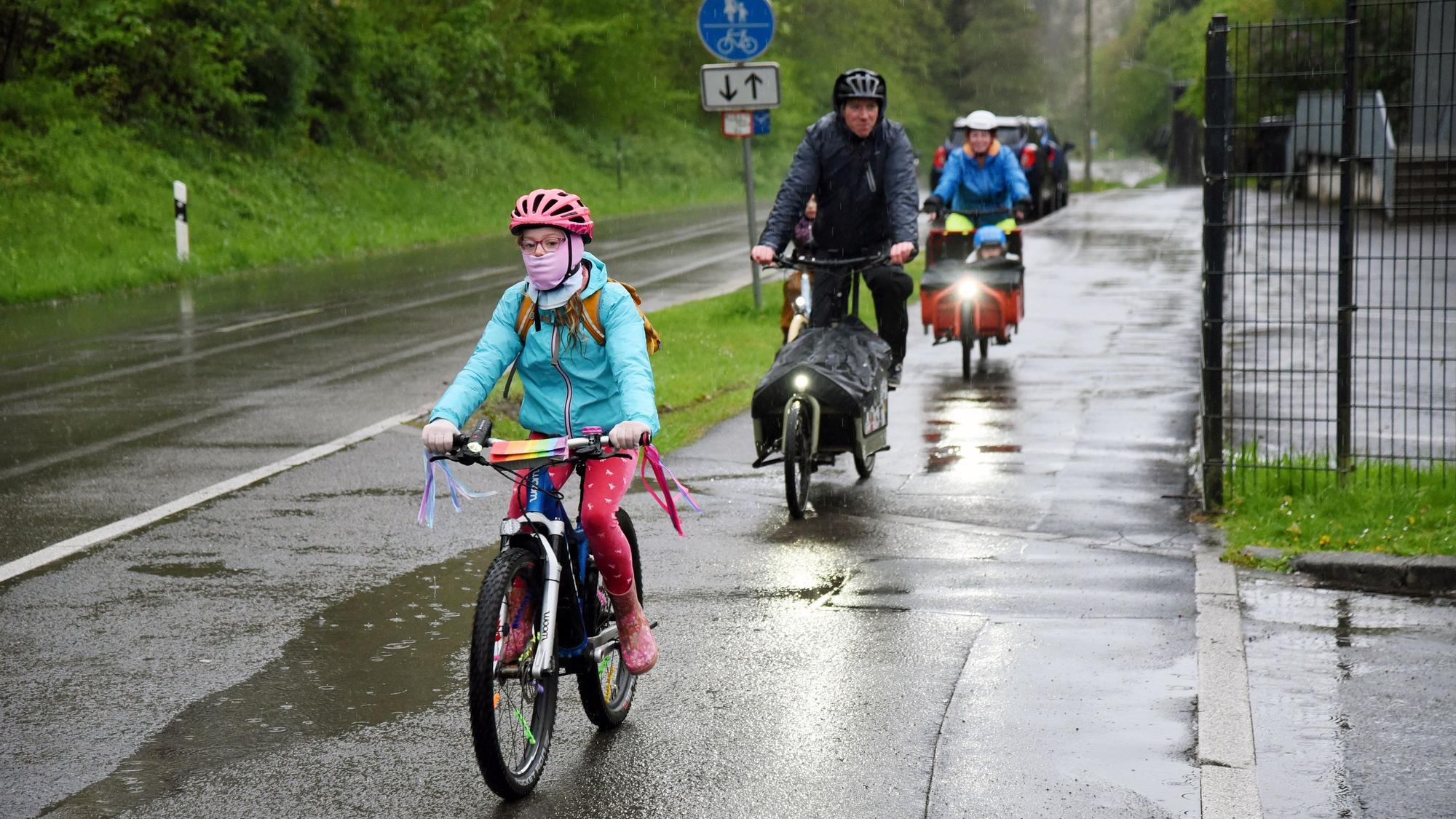 Der Radweg an der L136 soll sicherer werden, um mehr Schüler und Pendler aufs Rad zu bekommen, wie hier beim Bici-Bus in Ründeroth. A