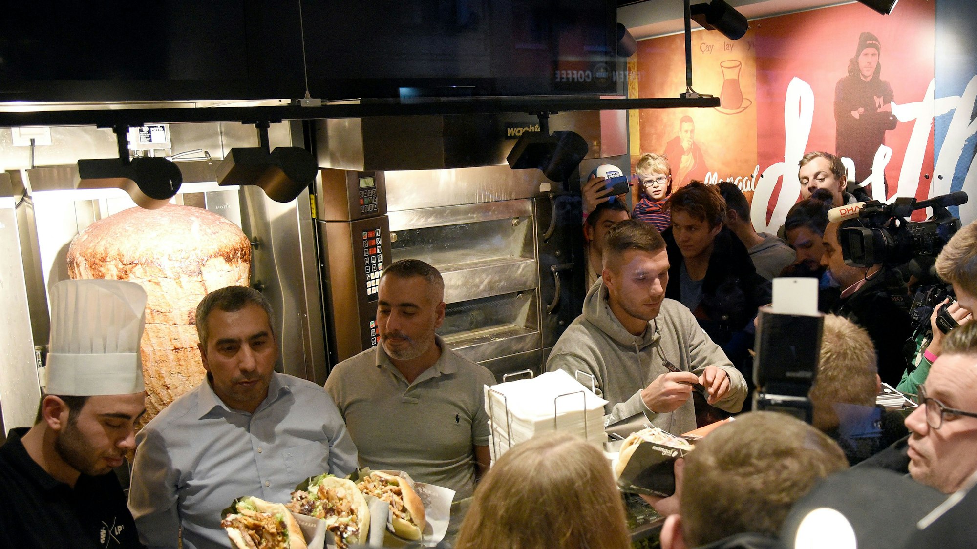 Wird Fußball-Weltmeister Lukas Podolski wie hier in Köln auch in Bad Godesberg dabei sein?