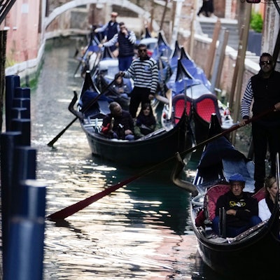 Ein Grund, warum jährlich Tausende Reisende nach Venedig kommen, sind die berühmten Gondelfahrten auf den Kanälen in der Lagunenstadt. (Symbolbild)