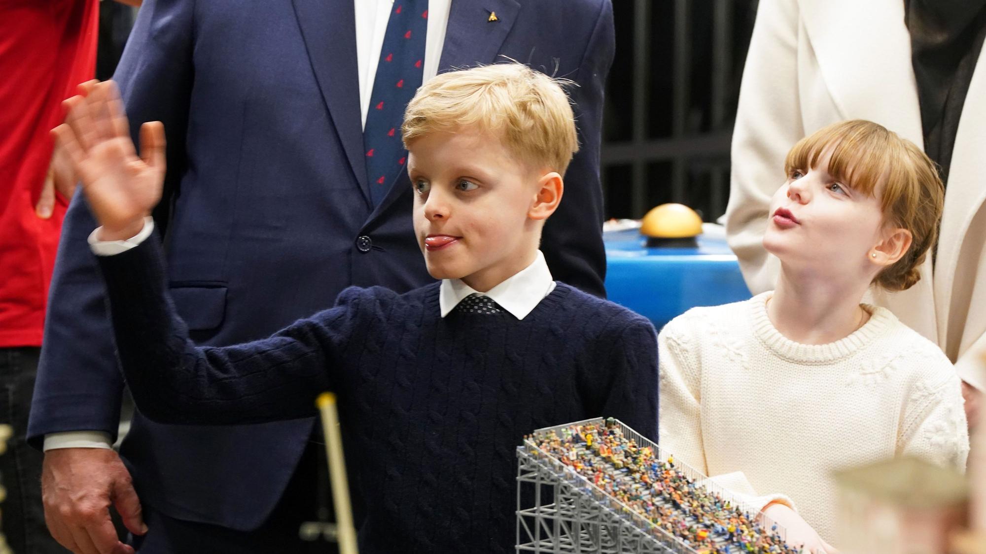 Die Zwillinge Jacques (l) und Gabriella, Kinder von Fürst Albert II. von Monaco und Gattin Charlene, besichtigen die neue Monaco-Welt im Miniatur Wunderland.