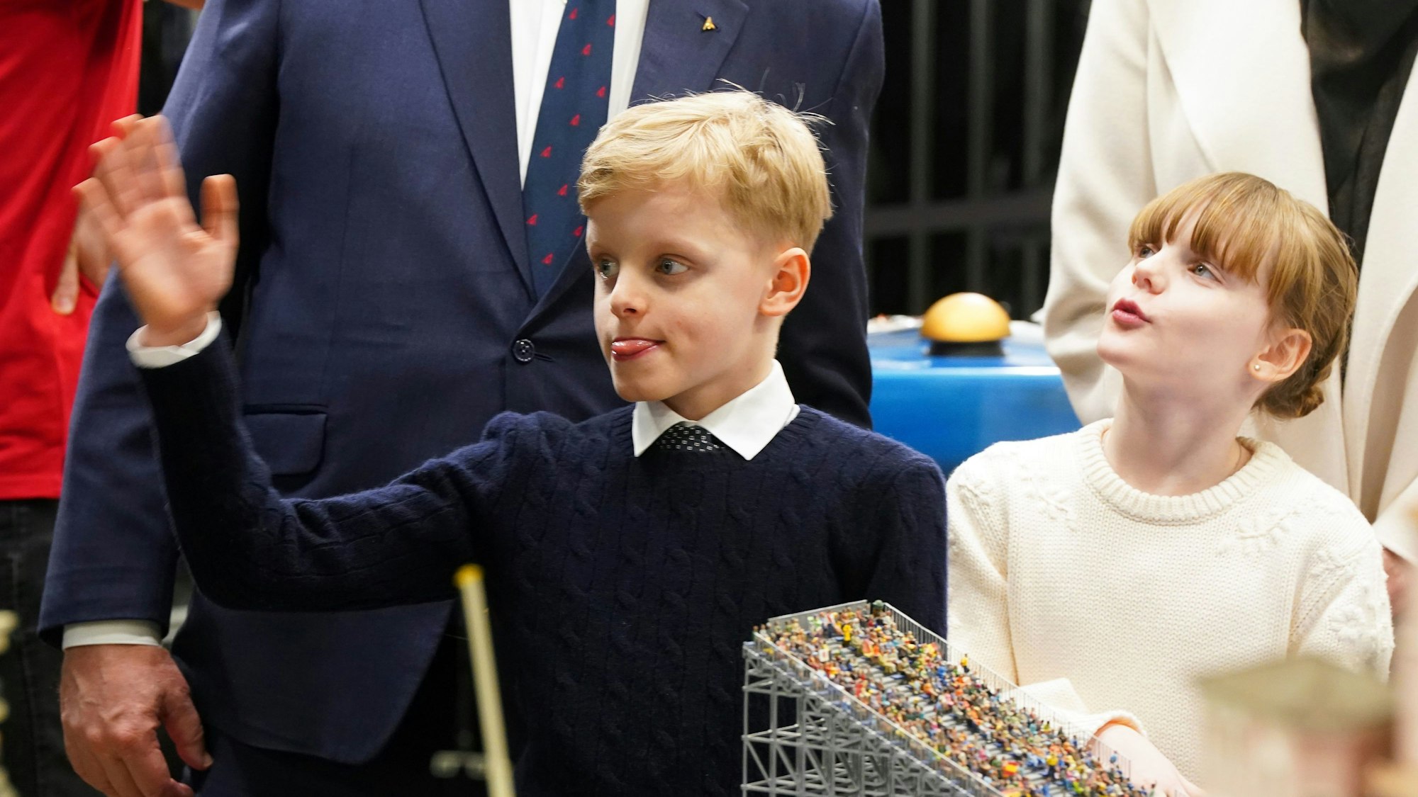 Die Zwillinge Jacques (l) und Gabriella, Kinder von Fürst Albert II. von Monaco und Gattin Charlene, besichtigen die neue Monaco-Welt im Miniatur Wunderland.