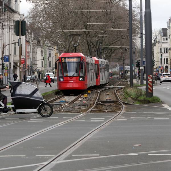 Der Ehrenfeldgürtel in Fahrtrichtung Nippes, hier wird er einspurig. Richtung Lindenthal will die politische Mehrheit den zweispurigen Status Quo erhalten.