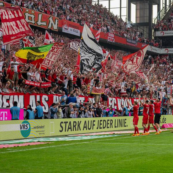 Heimspiel: Die Mannschaft feiert mit den Fans der Südtribüne den Sieg am 6. April.