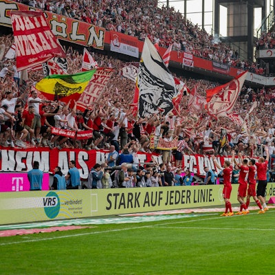 Heimspiel: Die Mannschaft feiert mit den Fans der Südtribüne den Sieg am 6. April.