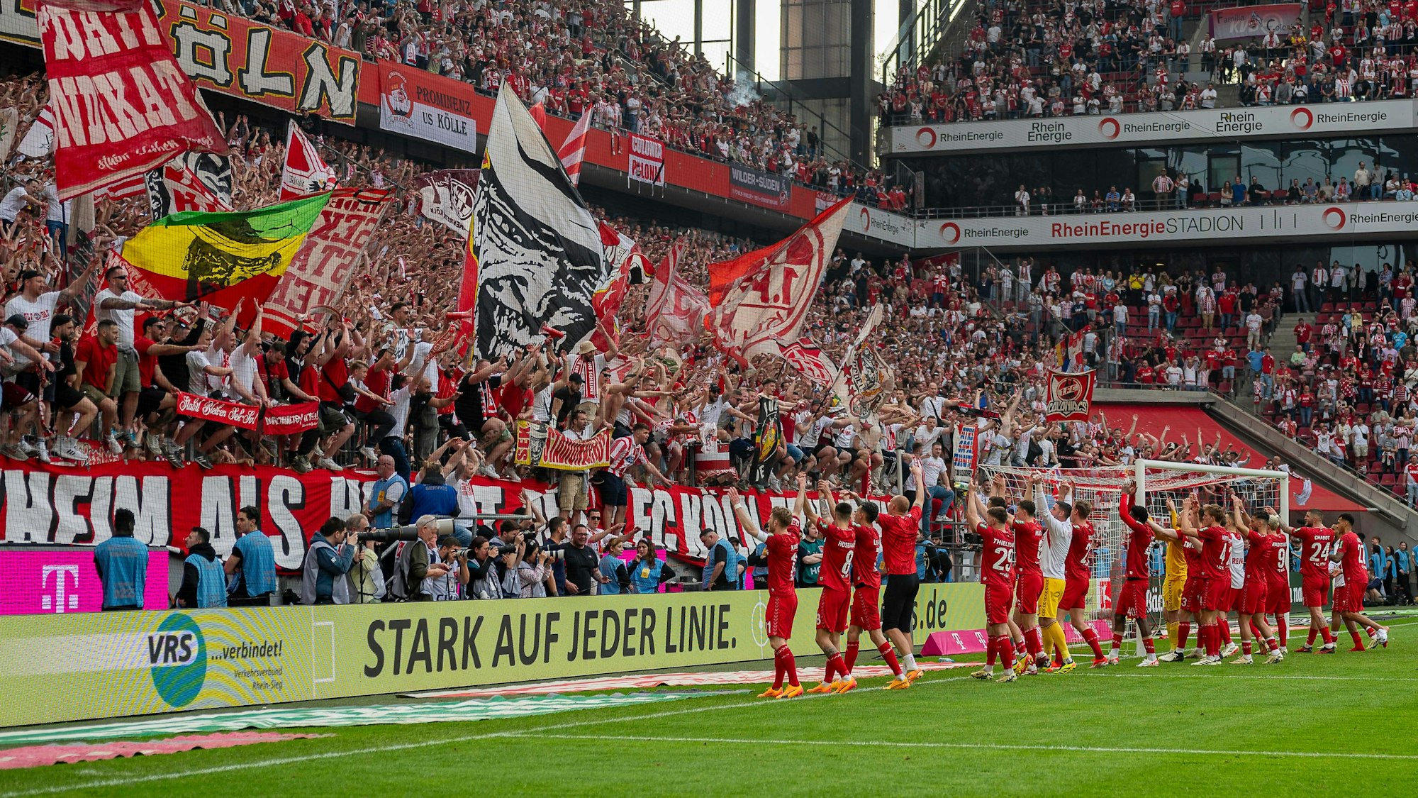 Heimspiel: Die Mannschaft feiert mit den Fans der Südtribüne den Sieg am 6. April.