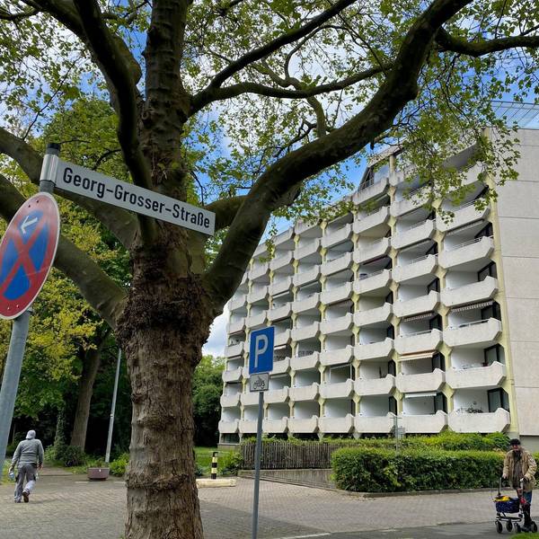Zu sehen ist ein Mehrfamilienhaus.