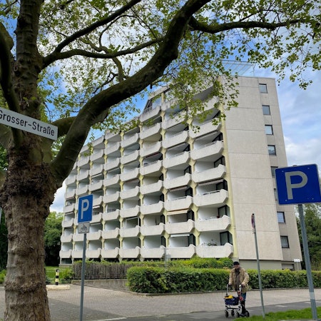 Zu sehen ist ein Mehrfamilienhaus.