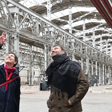 Brigitte Scholz, Leiterin des Stadtplanungsamts, und Timo Glatz vom Domid in der Halle 70 der Hallen Kalk. Hier soll das neue Migrationsmuseum Domid entstehen.