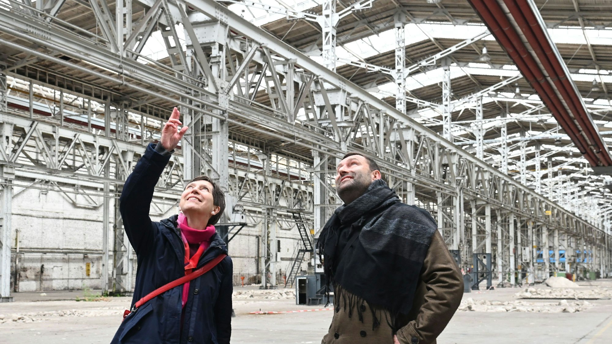 Brigitte Scholz von der Stadt Köln und Timo Glatz vom Domid in der Halle 70, in der das Migrationsmuseum entstehen soll.