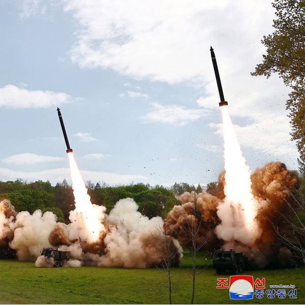 Raketen werden auf einem Feld abgefeuert.