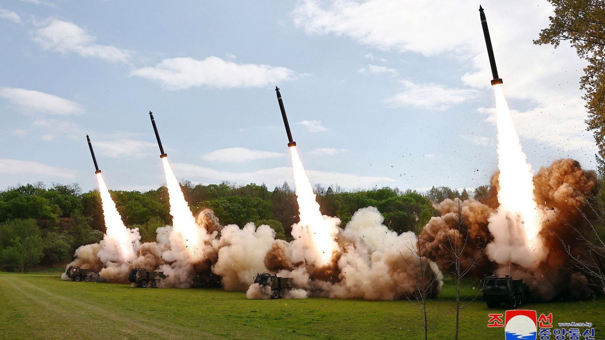 Raketen werden auf einem Feld abgefeuert.
