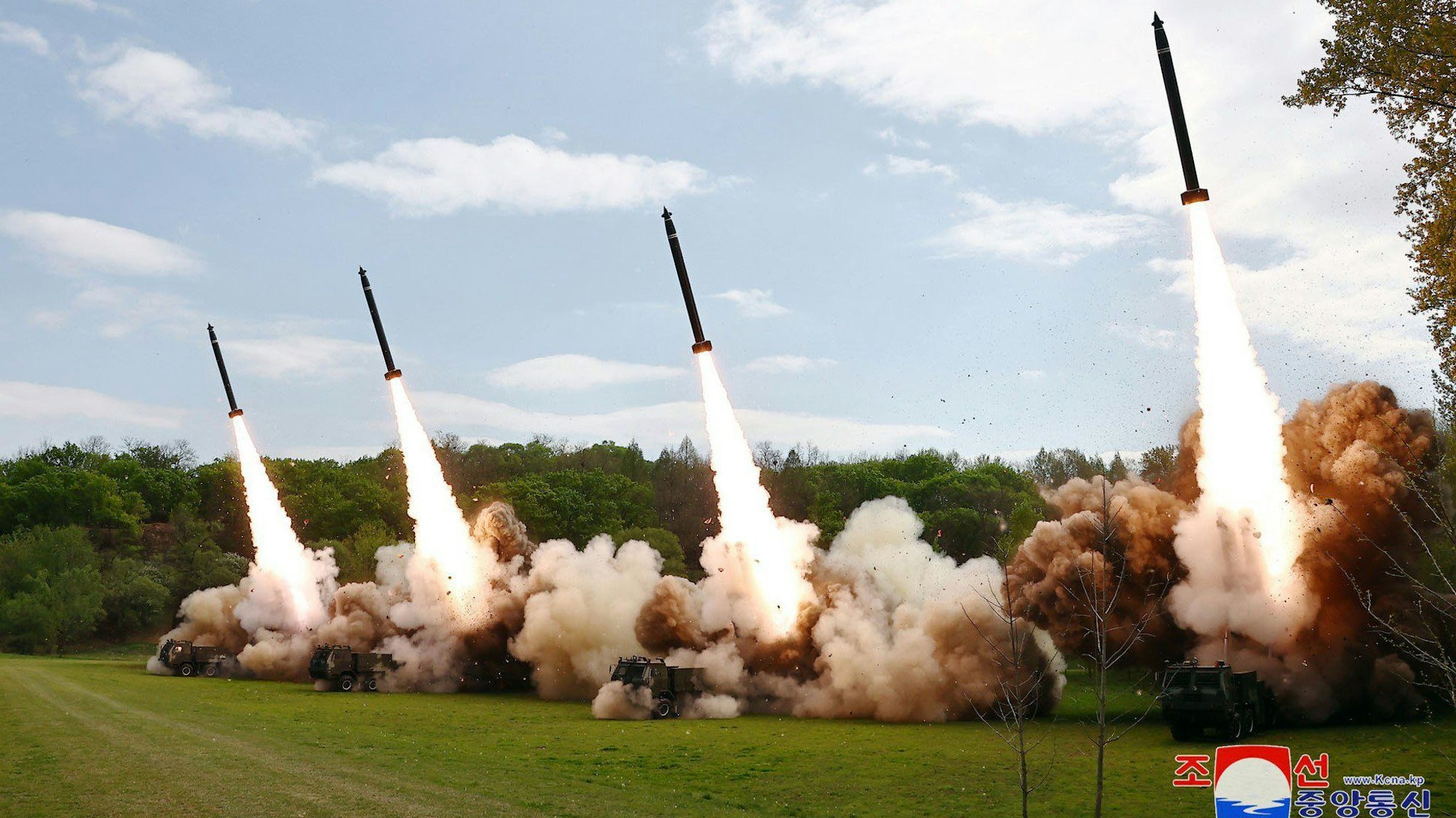 Raketen werden auf einem Feld abgefeuert.