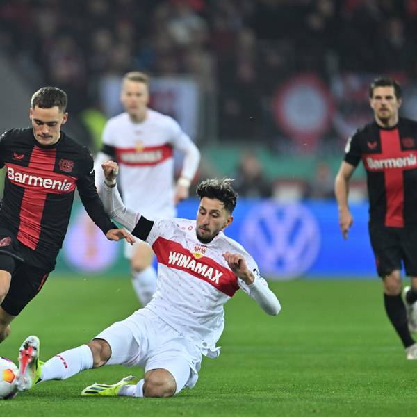 Das Bild zeigt eine Spielszene im DFB-Pokalspiel zwischen Bayer Leverkusen und dem VfB Stuttgart. Florian Wirtz hat den Ball.
