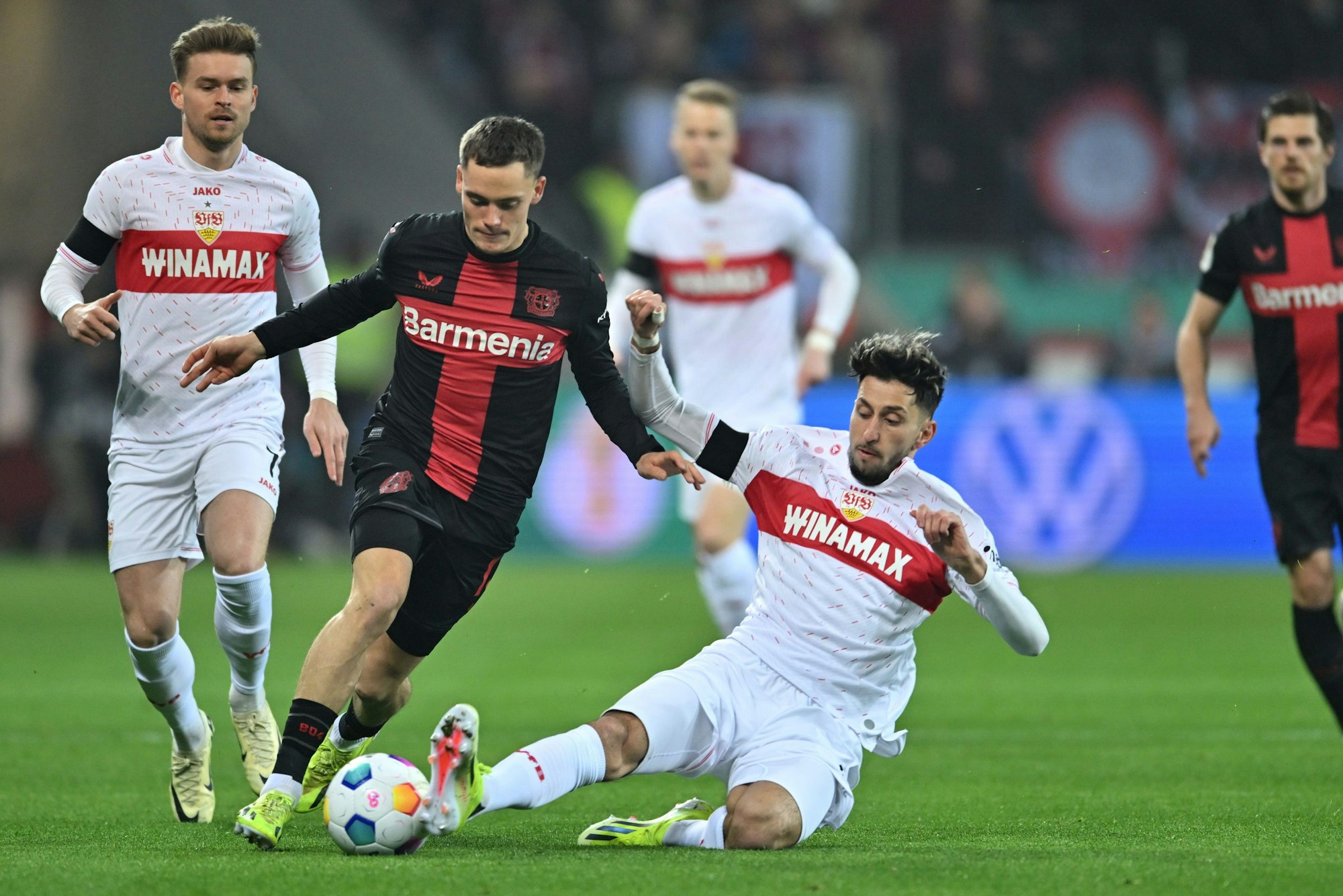 Das Bild zeigt eine Spielszene im DFB-Pokalspiel zwischen Bayer Leverkusen und dem VfB Stuttgart. Florian Wirtz hat den Ball.