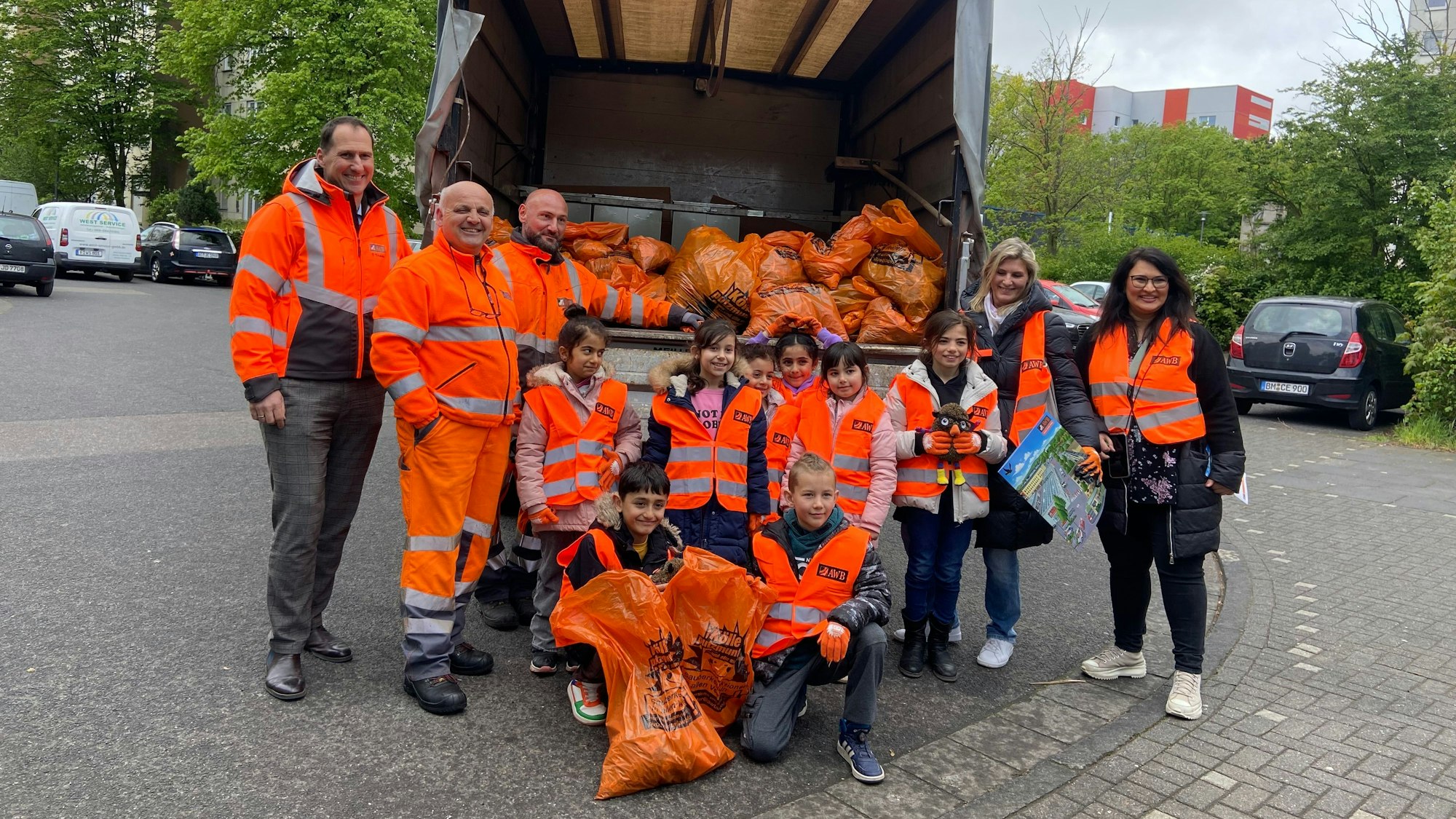 Die Abfallwirtschaftsbetriebe unterstützten die Initiative „Lesewelten putzmunter“, mit der die Freiwillen Agentur Vorleseangebote und tätiges Umweltlernen für Kinder kombiniert.