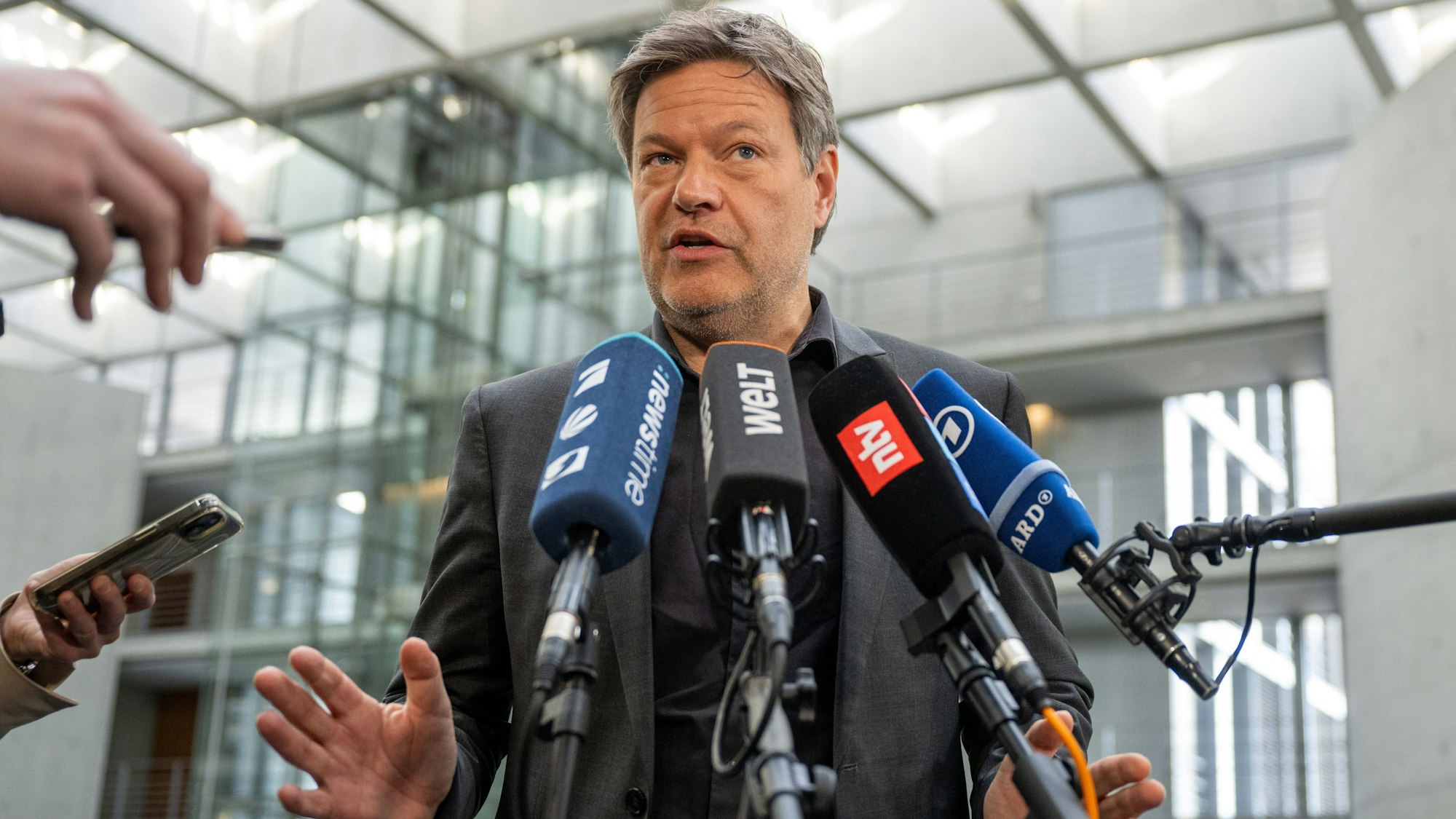 Vizekanzler und Bundeswirtschaftsminister Robert Habeck (Grüne) muss sich in einer Sondersitzung des Energieausschusses Fragen zu einem bisher geheimen Schriftverkehr seines Ministeriums stellen. Enge Vertraute Habecks sollen Hinweise für eine Laufzeitverlängerung ignoriert haben.