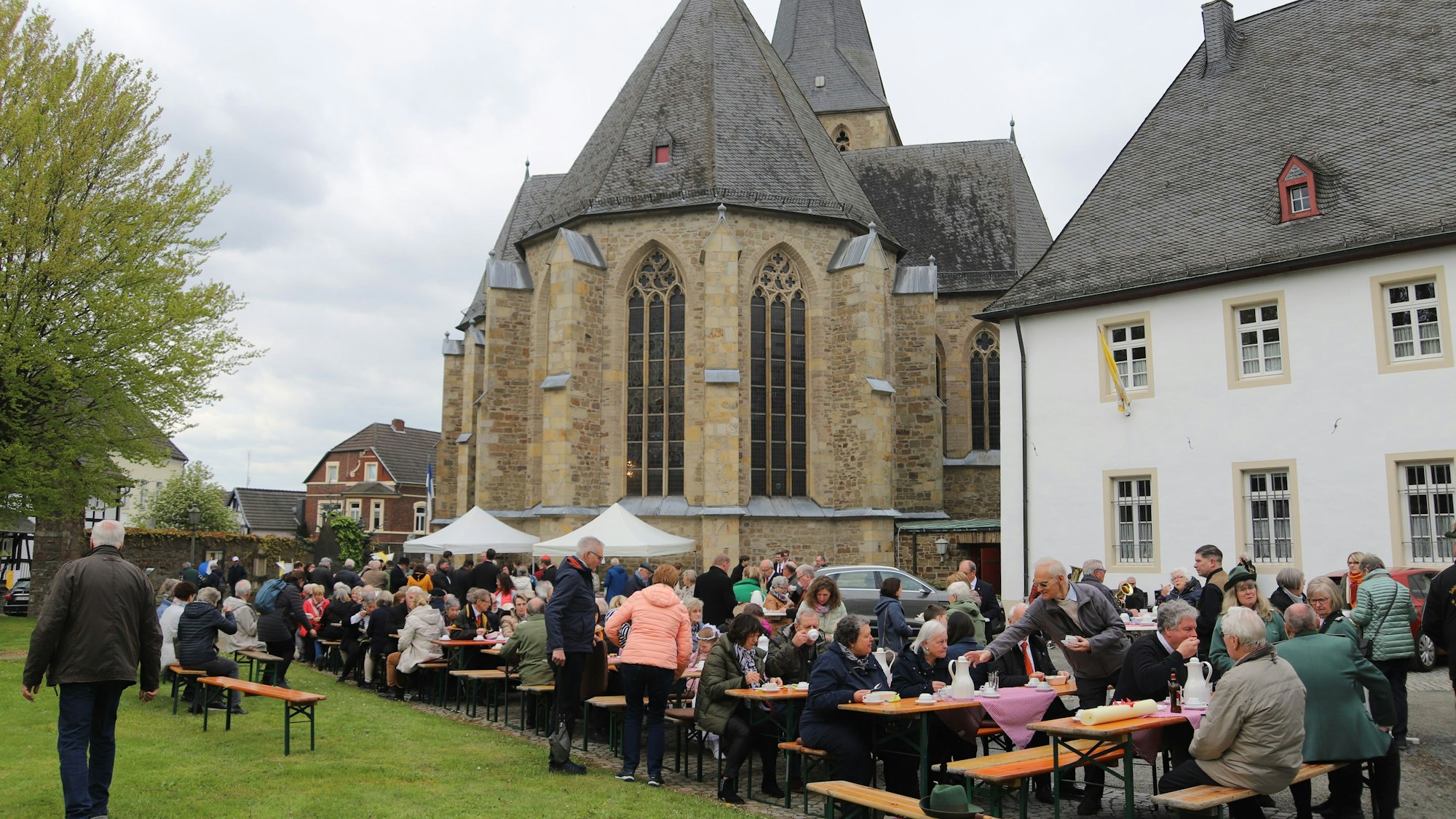 Im Klostergarten feierten die Gläubigen mit Suppe, Kaffee und Kuchen das Pilgerfest.