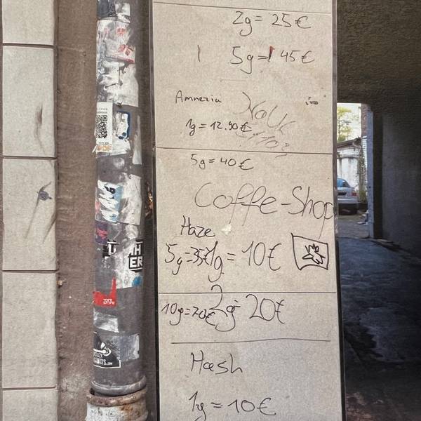 In der Trimbornstraße in Köln-Kalk werben Dealer an einer Hauswand mit ihren Cannabis-Preisen.