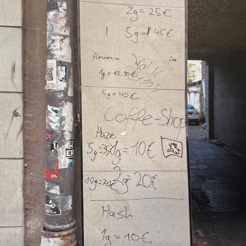 In der Trimbornstraße in Köln-Kalk werben Dealer an einer Hauswand mit ihren Cannabis-Preisen.