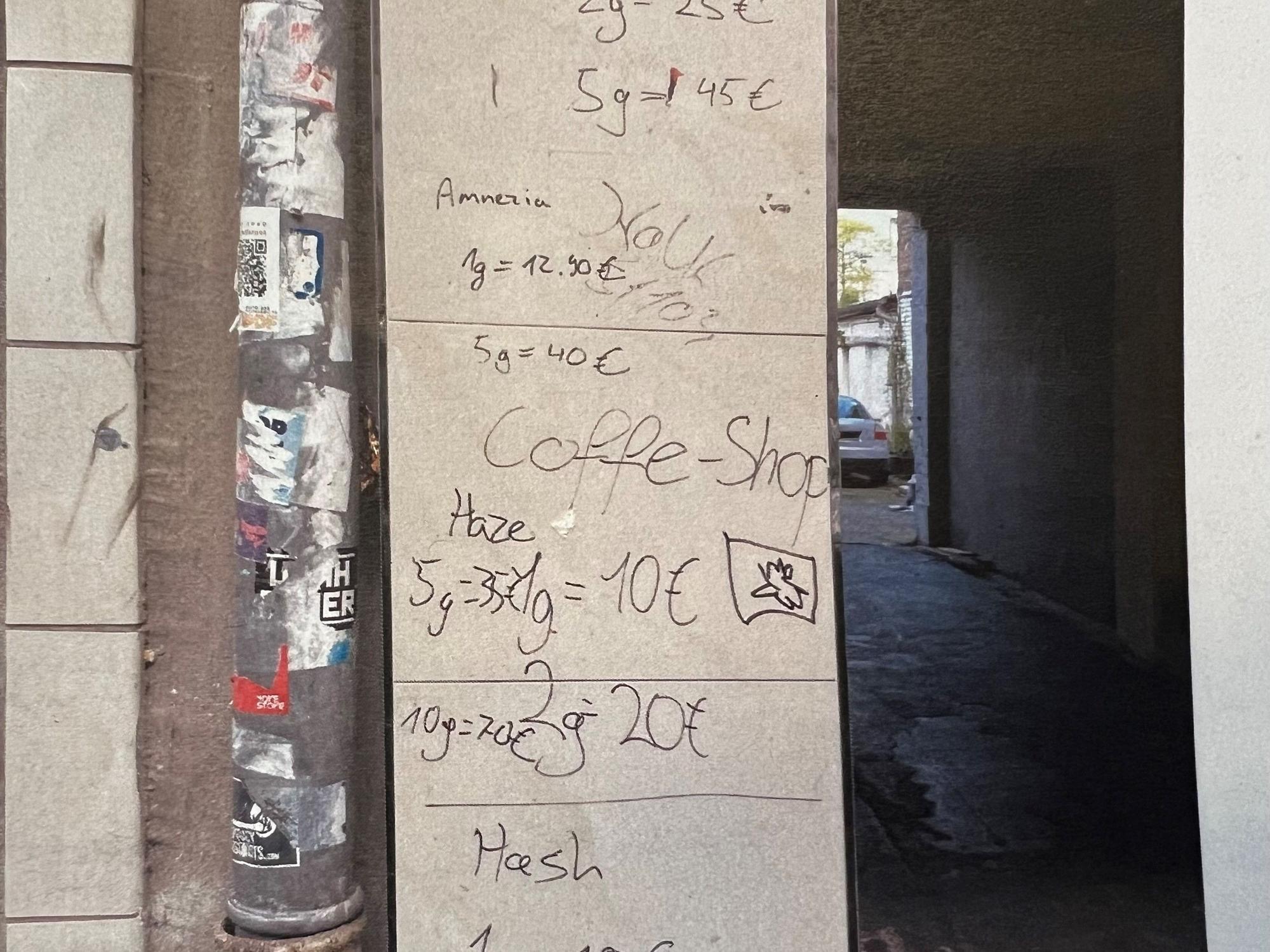 In der Trimbornstraße in Köln-Kalk werben Dealer an einer Hauswand mit ihren Cannabis-Preisen.