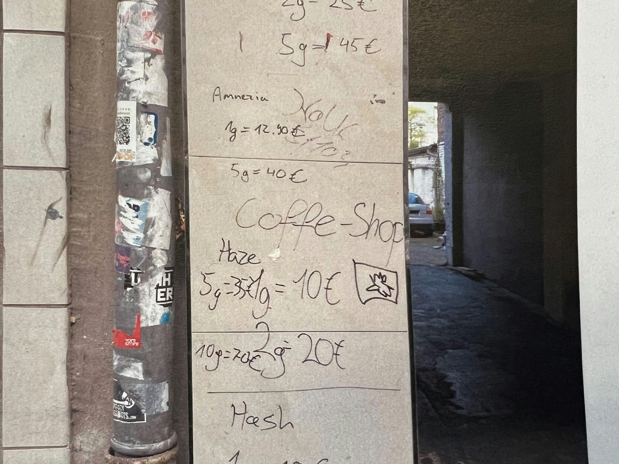 In der Trimbornstraße in Köln-Kalk werben Dealer an einer Hauswand mit ihren Cannabis-Preisen.