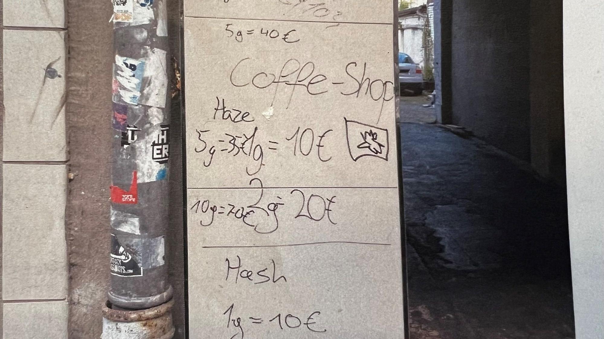 In der Trimbornstraße in Köln-Kalk werben Dealer an einer Hauswand mit ihren Cannabis-Preisen.