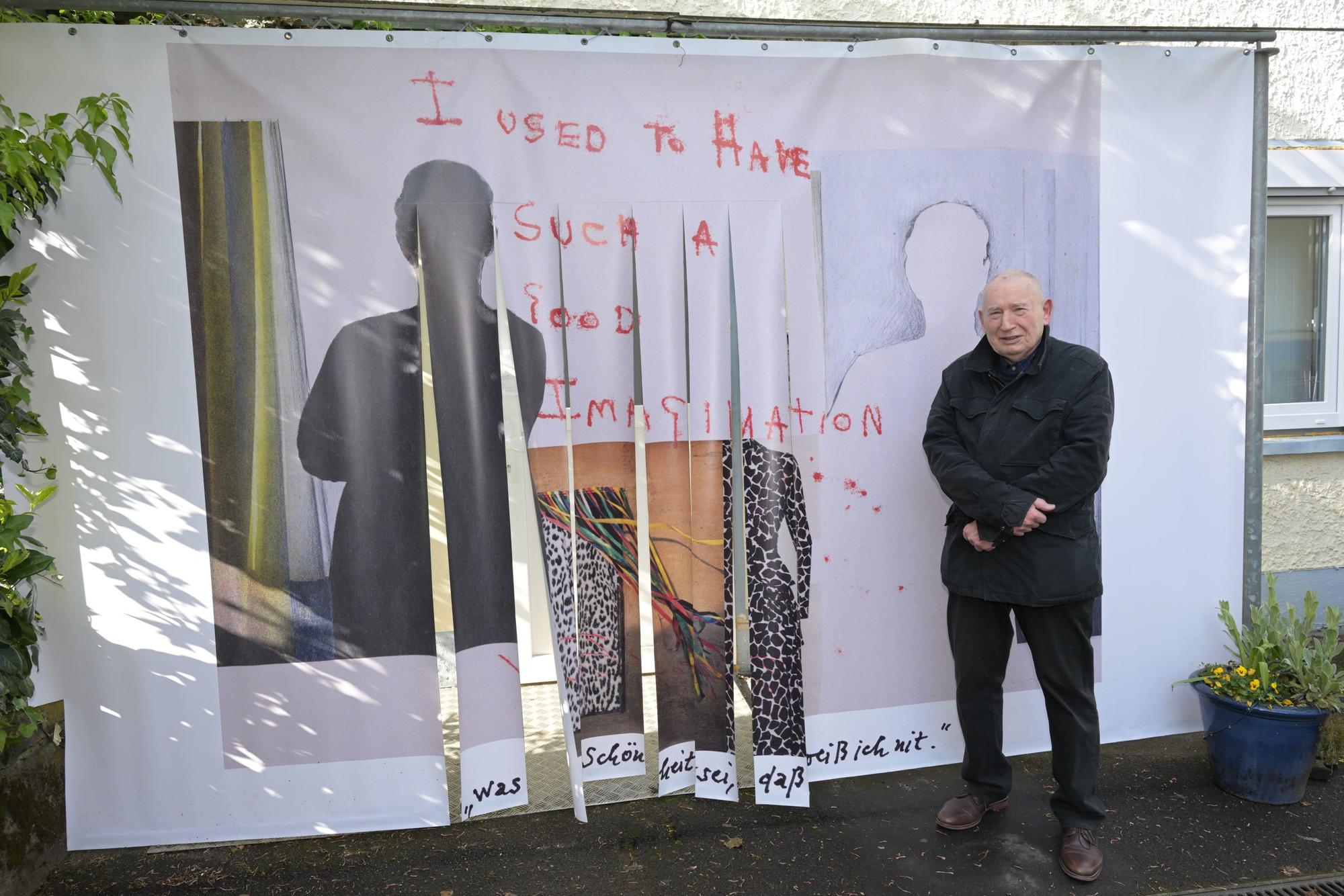 Das Foto zeigt Künstler Eckard Alker vor einem seiner Werke in der Galerie Schröder und Dörr.