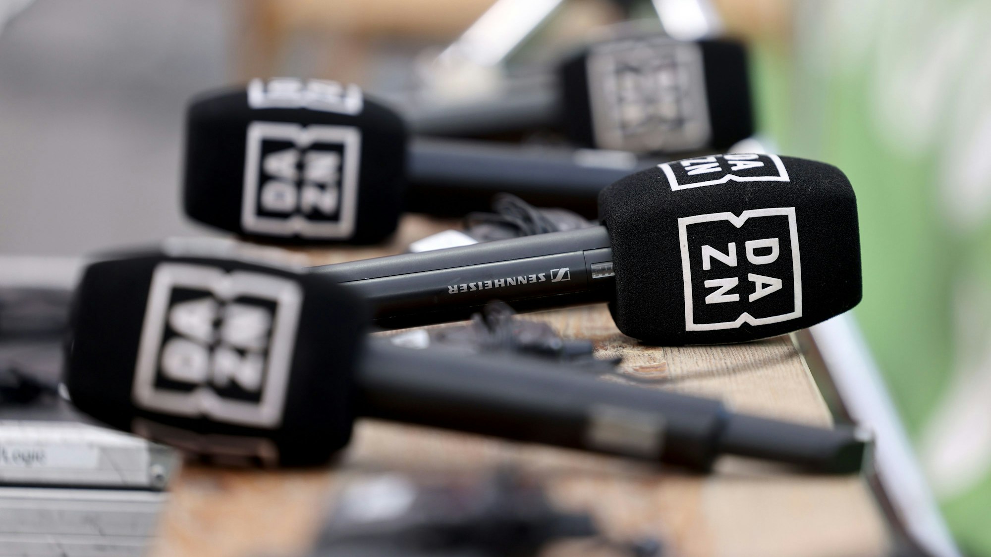 Mikrofone von DAZN liegen vor dem Spiel bereit.