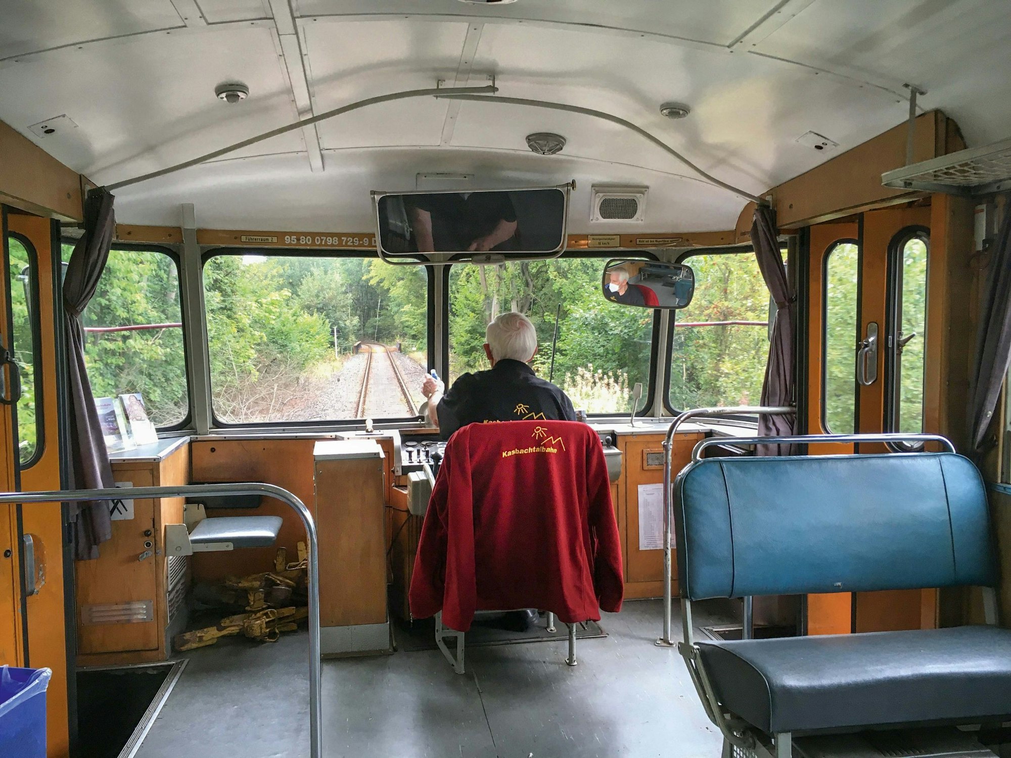 Ein Schienenbus mit Zugfahrer.