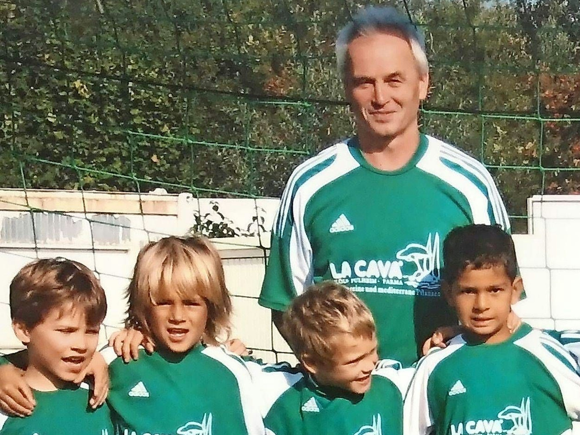 Das Bild zeigt Vater Hans-Joachim Wirtz mit Kindern von Grün-Weiß Brauweiler.