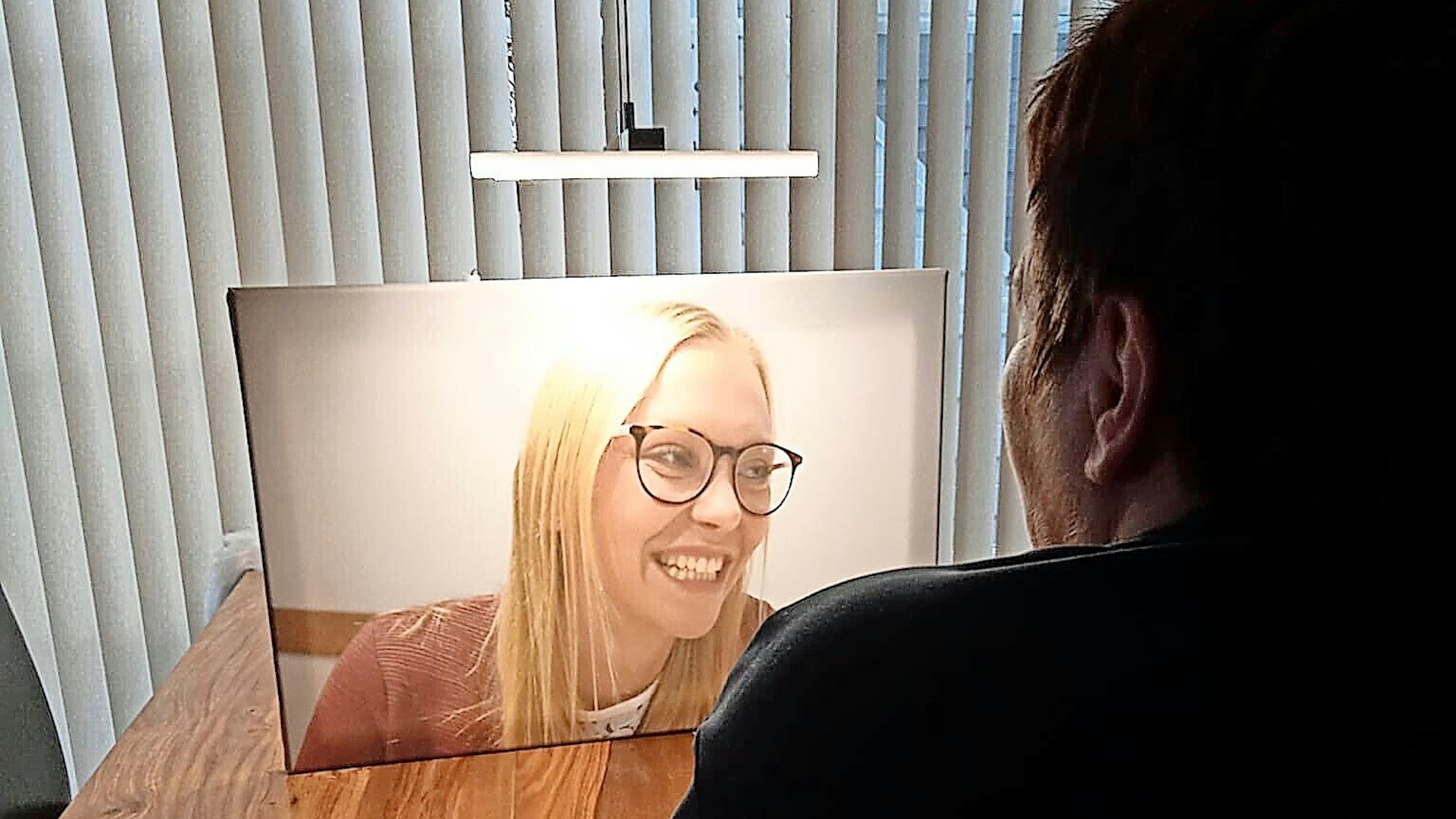 Die Mutter von Constanze K. blickt auf ein Bild ihrer Tochter.