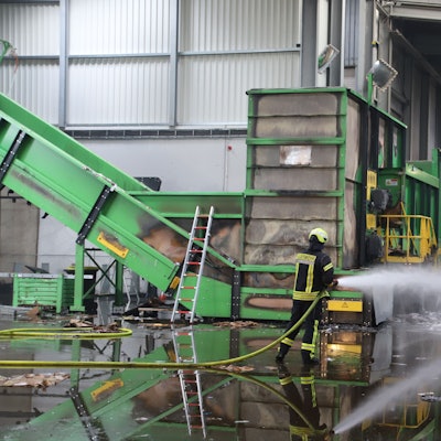 Bei einem Brand in einer Papiersortierungs- und Pressanlage der RSAG entstand vermutlich Schaden in Millionenhöhe. Die Feuerwehr war mit 60 Einsatzkräften vor Ort.