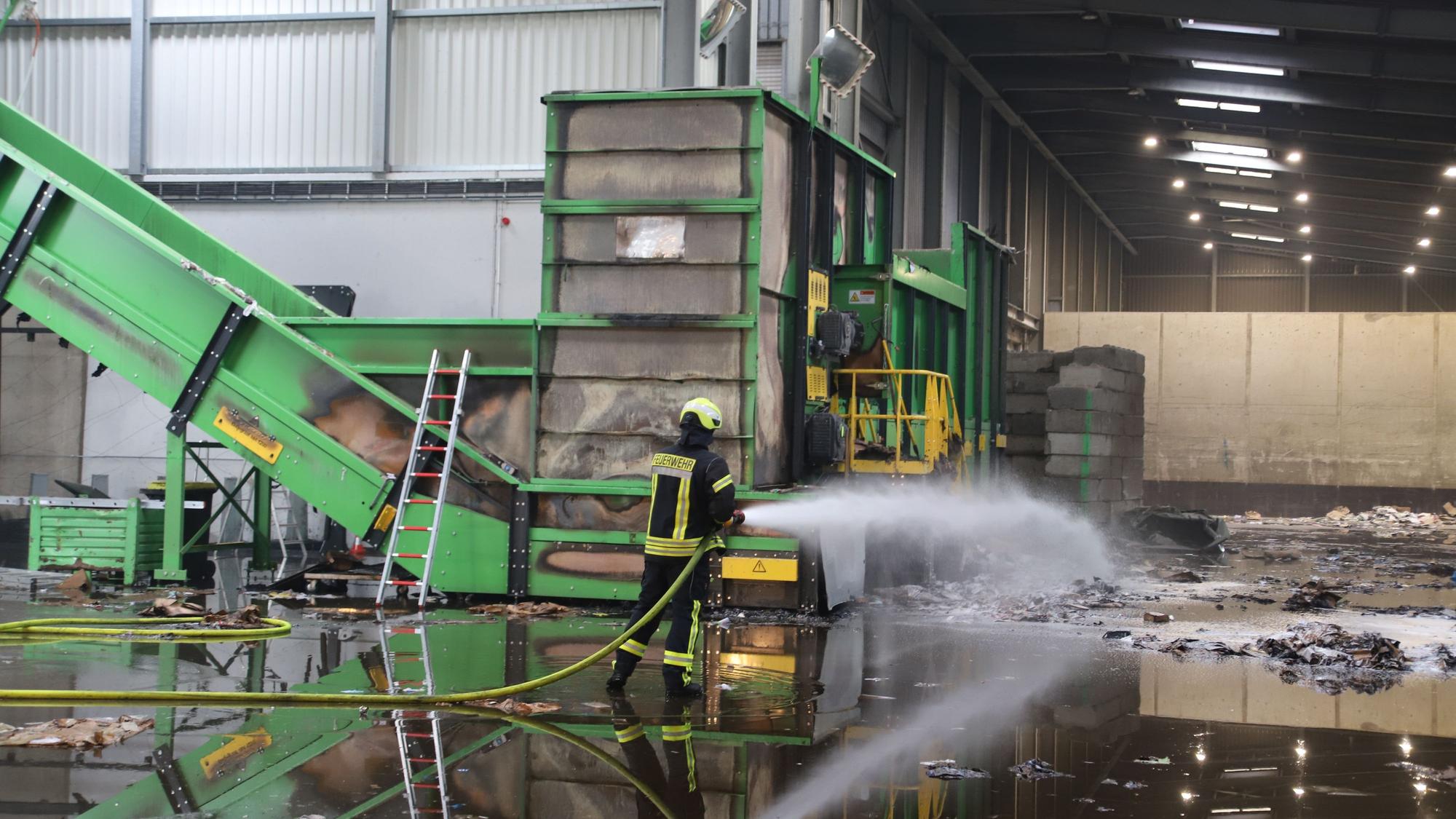 Bei einem Brand in einer Papiersortierungs- und Pressanlage der RSAG entstand vermutlich Schaden in Millionenhöhe. Die Feuerwehr war mit 60 Einsatzkräften vor Ort.