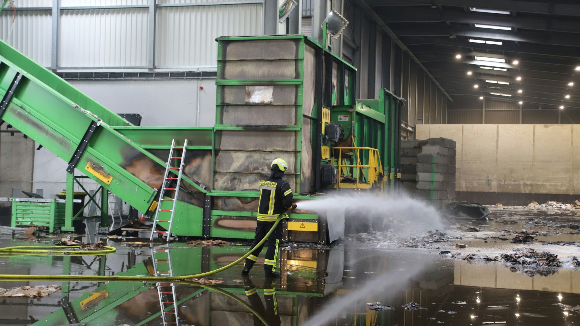Bei einem Brand in einer Papiersortierungs- und Pressanlage der RSAG entstand vermutlich Schaden in Millionenhöhe. Die Feuerwehr war mit 60 Einsatzkräften vor Ort.