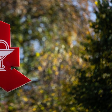 Das Bild zeigt das Apotheken-A an einer Apotheke.