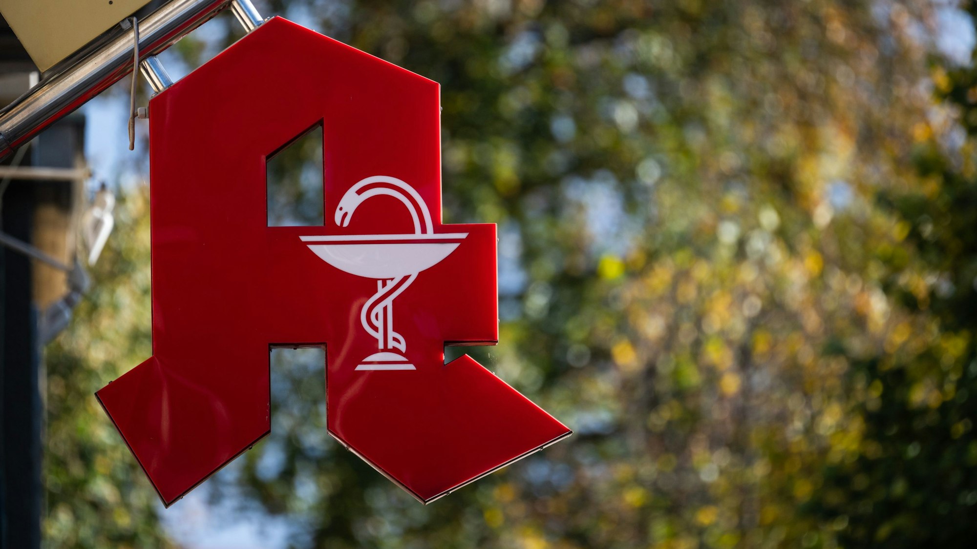 Das Bild zeigt das Apotheken-A an einer Apotheke.