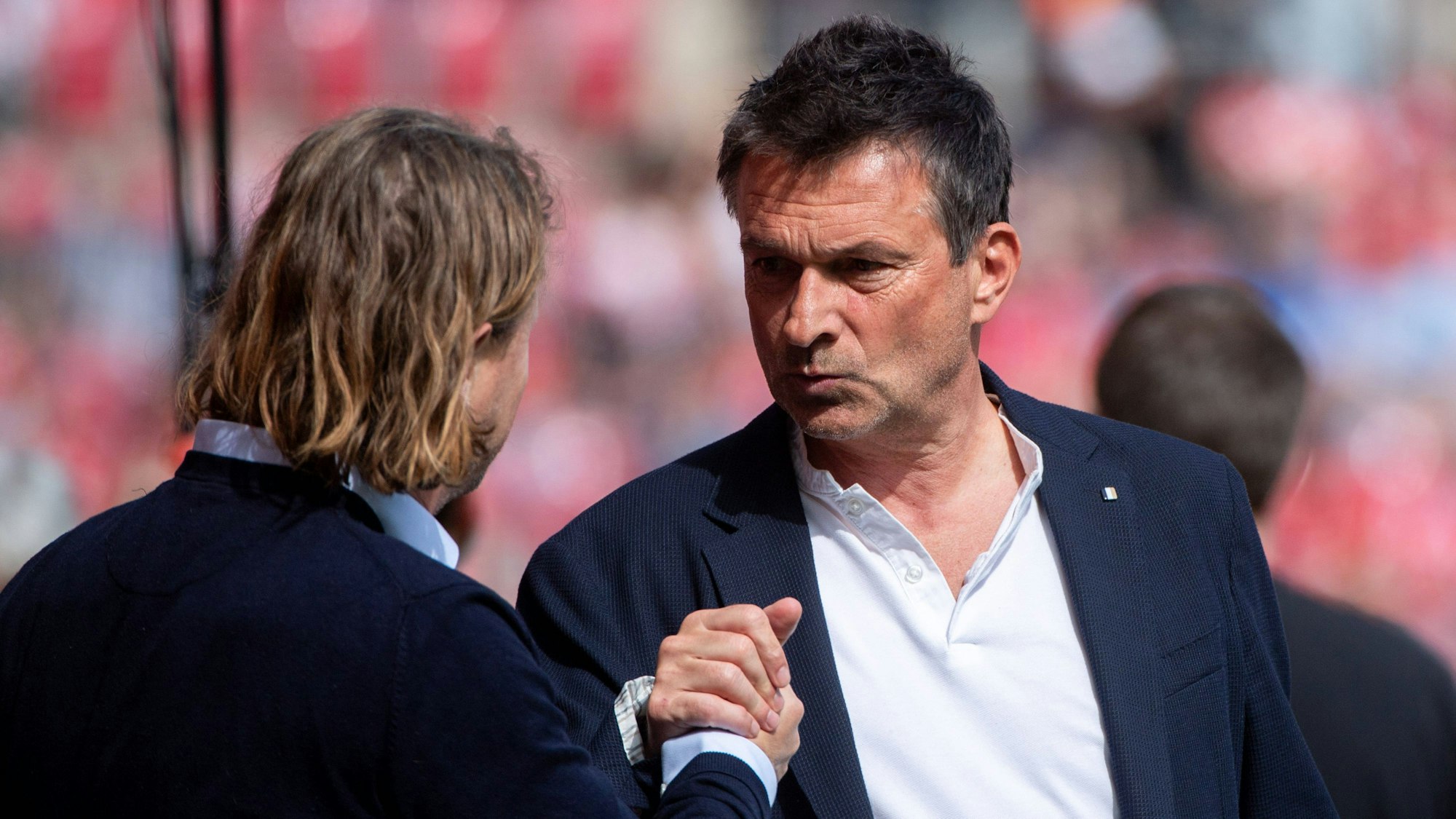 Der Mainzer Sportvorstand Christian Heidel (r.) klatscht mit FSV-Trainer Bo Henriksen ab.