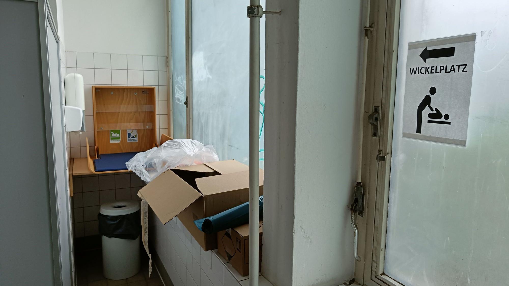 Kartons blockieren die Wickelstation in einem Bad.