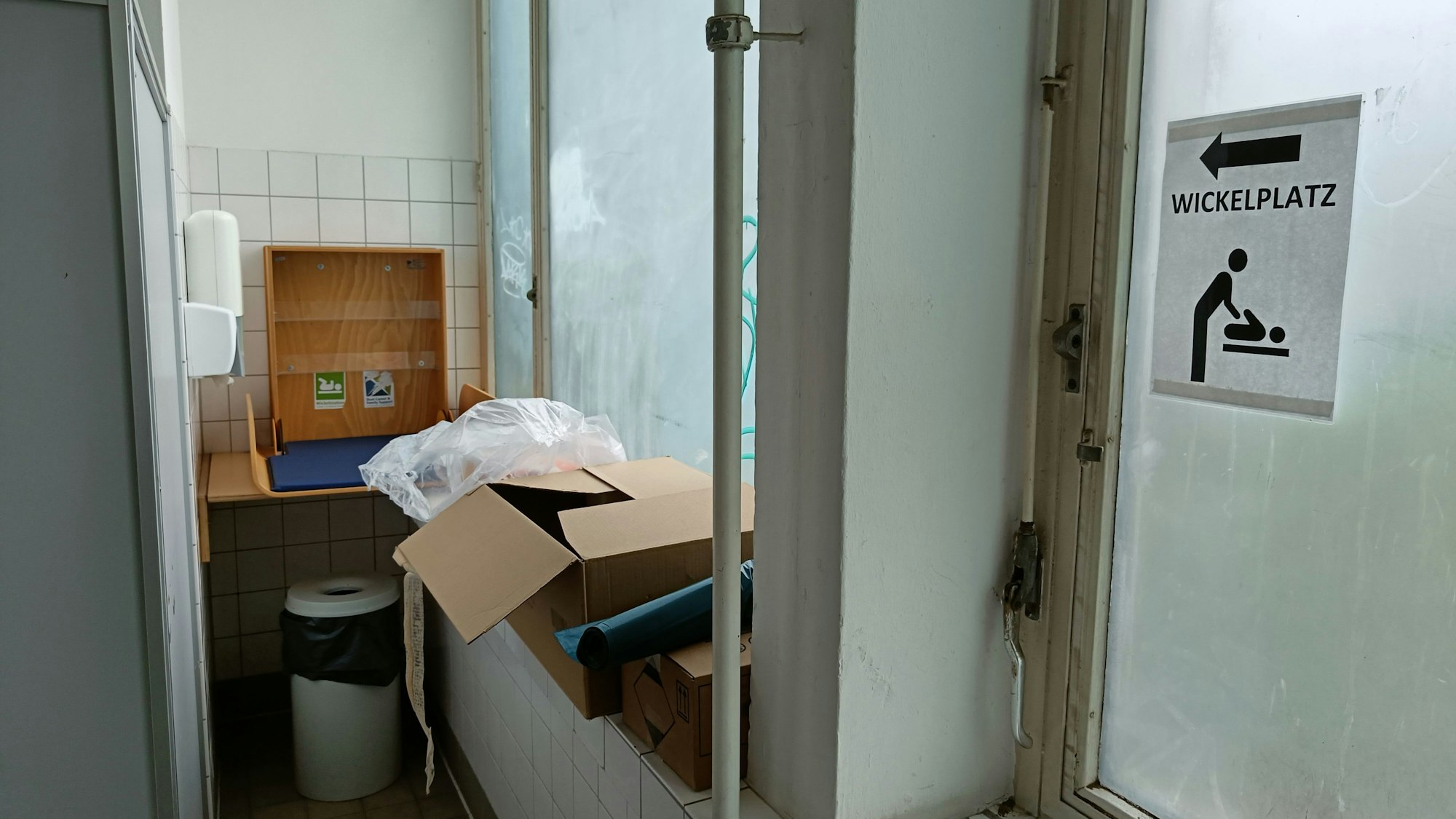 Kartons blockieren die Wickelstation in einem Bad.